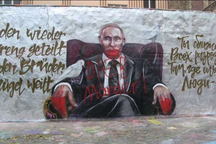 В Берліні на графіті з Путіним з’явилися написи «вбивця» і «злодій»