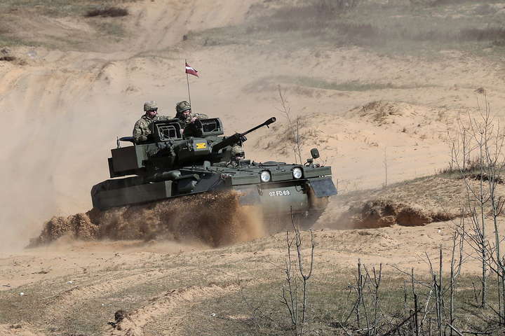 Латвія отримала з Великобританії 65 бойових бронемашин