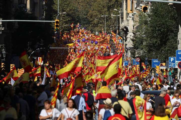 Величезний натовп у Каталонії протестує проти незалежності: фото та відео