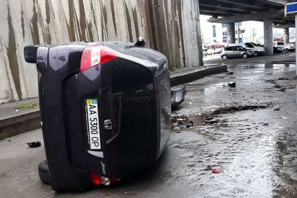 Автівка злетіла з естакади у столиці: постраждала дитина