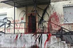 Вандали розмалювали приймальню депутата: їм загрожує до п’яти років обмеження волі