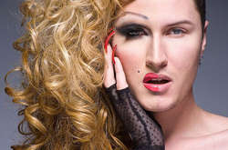 С макияжем и без: фотограф показал настоящие лица трасвеститов