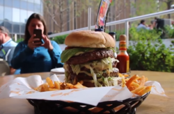 Путінбургер: російські ЗМІ вигадали дивний дарунок президенту РФ