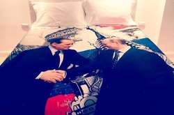 Берлускони «вышил» подарок для Путина (фото)