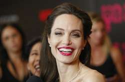 Cапфир и розовое золото: Британский ювелир выпустил колье в честь Анджелины Джоли 