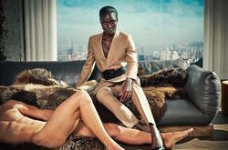 Девушки в костюмах и голые мужчины. Опубликована провокационная фотосессия