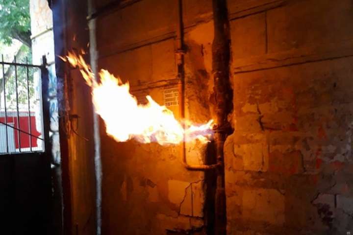 Історичний будинок у Одесі ледь не злетів у повітря: мешканці будівлі підозрюють підпал