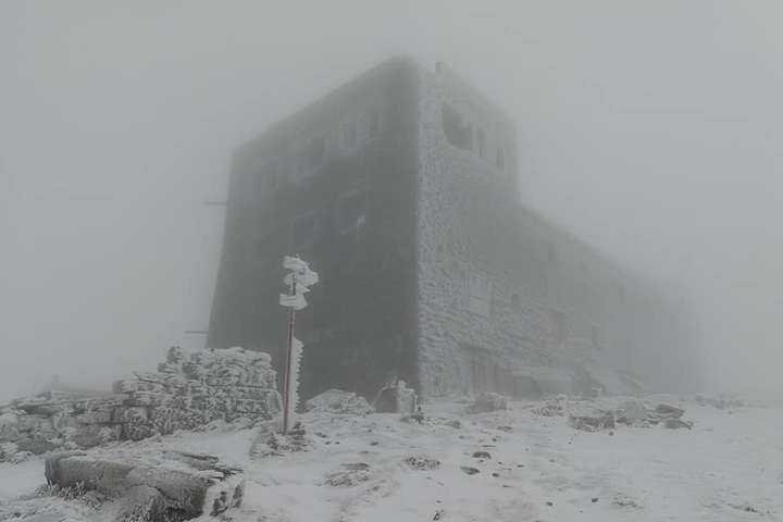 Появились фото первого снега в Карпатах