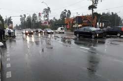 Моторошна ДТП під Києвом: Жінка вилетіла з авто, що перекинулося