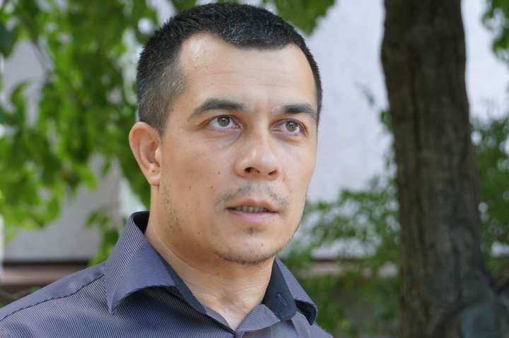 Обшуки у кримських татар: адвоката не пускають, літають дрони