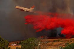 Задіяні навіть літаки й вертольоти. У Каліфорнії не вщухають лісові пожежі