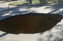 Як у фільмі-катастрофі: в Одесі посеред вулиці утворилось провалля