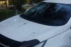 У Дарницькому районі невідомі особи облили кислотою кілька десятків автівок