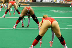 Як привабливі дівчата в білизні грають в американський футбол