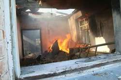 Пошкоджений внаслідок вибухів снарядів будинок