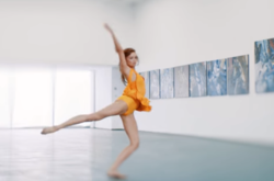 Сеть в восторге от украинки, которая станцевала в клипе российского певца