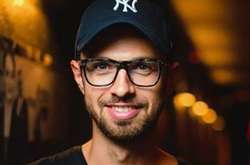 В машину ведущего популярного тревел-шоу «Орел и Решка» врезалась фура