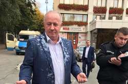 Нардепа Чумака облили кефіром у Чернівцях: опубліковано фото