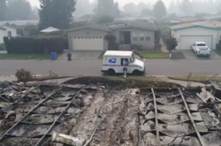 Жуткое видео: дрон снял, как развозят почту по сгоревшему городу в США