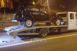 В Киеве пьяный в стельку водитель едва не разбил раритетное авто