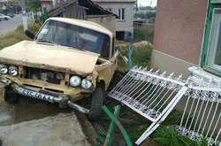 На Одещині п'яний водій на смерть збив трьох бабусь, які сиділи на лавочці біля будинку