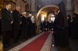 Президент та перша леді помолилися за захисників України