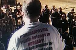 Організатор провокативної акції в Будапешті прийшов на мітинг у футболці із сепаратистським гаслом