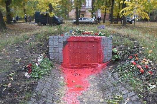 Невідомі облили фарбою пам’ятник воїнам УПА у Харкові