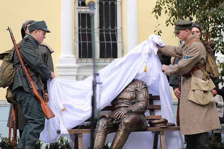 У Вінниці встановили перший повноцінний пам’ятник Симону Петлюрі