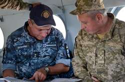 Український військовий та Віктор Муженко