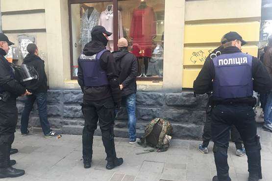 У Львові затримали групу невідомих осіб зі зброєю