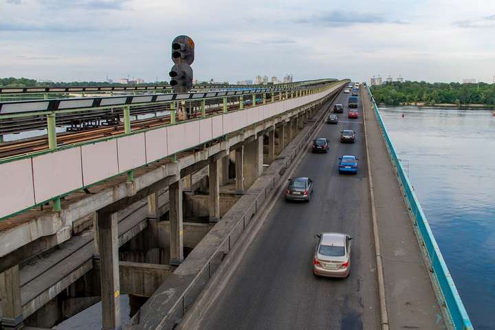 У Києві на тиждень обмежать рух мостом Метро