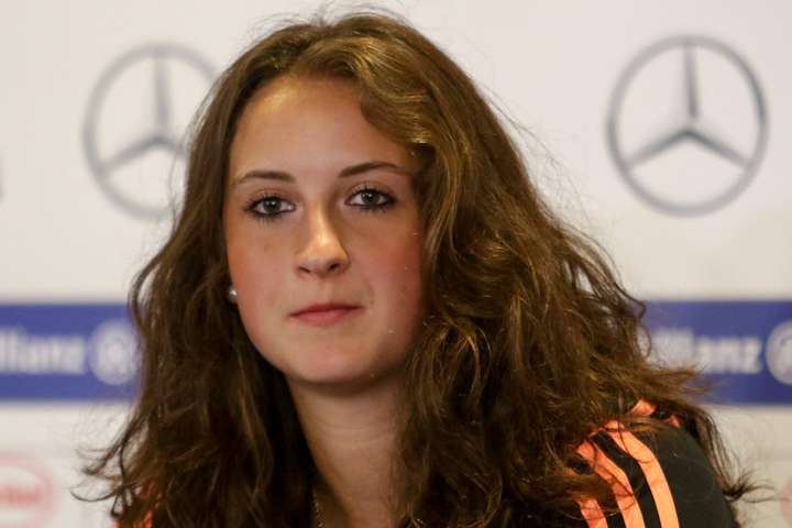 Небезпечна та швидка: приваблива німецька футболістка Сара Дебріц