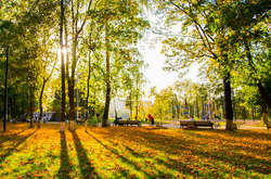 В Україну йде «бабине літо»: у вівторок потеплішає до +24