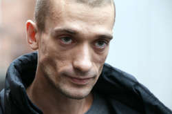 Скандальный российский художник поджёг французский банк