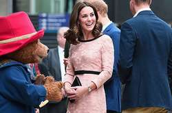 Беременная Кейт Миддлтон станцевала с медвежонком Паддингтоном на лондонском вокзале