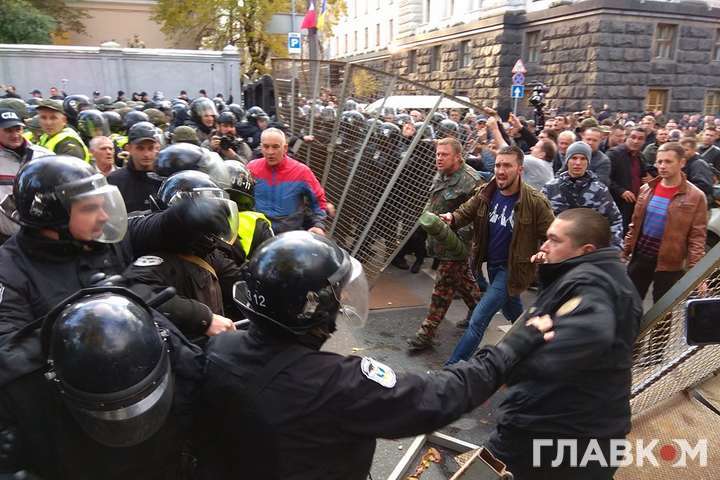 Протести в центрі Києва переросли в сутички: є постраждалі 