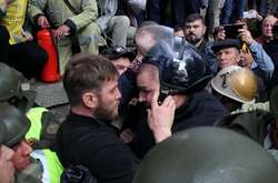  Учасник акції протесту стягує шолом з правоохоронця 