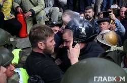  Учасник акції протесту стягує шолом з правоохоронця 