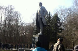 Зник, наче й не було: у Хмельницькому правоохоронці так і не змогли знайти пам’ятник Леніну