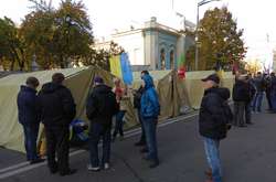 Мітингувальники біля наметів під парламентом