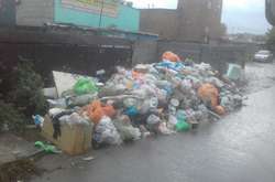 Російське Пушкіно потопає в смітті, а влада лякає невдоволених переслідуванням за екстримізм