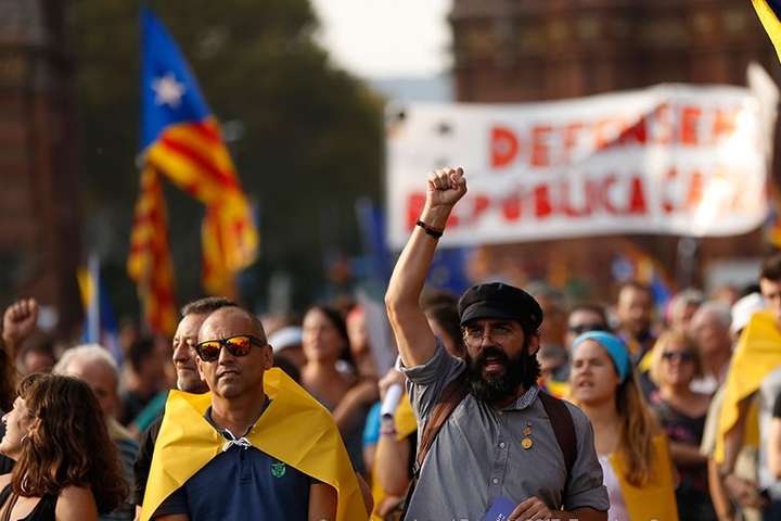 Уряд Іспанії погрожує призупинити автономію Каталонії