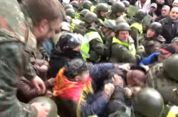 В сеть попало видео жестокого избиения полицейского возле Рады