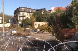 ЗМІ: ділянку Порошенка у столиці огородили колючим дротом