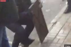 Активісти під Радою почали виколупувати бруківку 