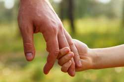 Уряд пропонує змінити правила усиновлення дітей-сиріт 