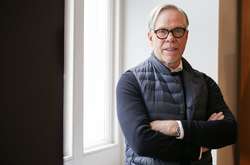 Дизайнер Томми Хилфигер выпустит одежду для людей с ограниченными возможностями