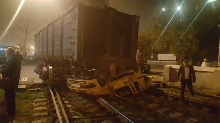 В Одеському порту вантажний потяг розчавив легковий автомобіль