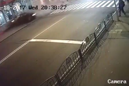 Появилось жуткое видео, как в Харькове Lexus врезался в пешеходов